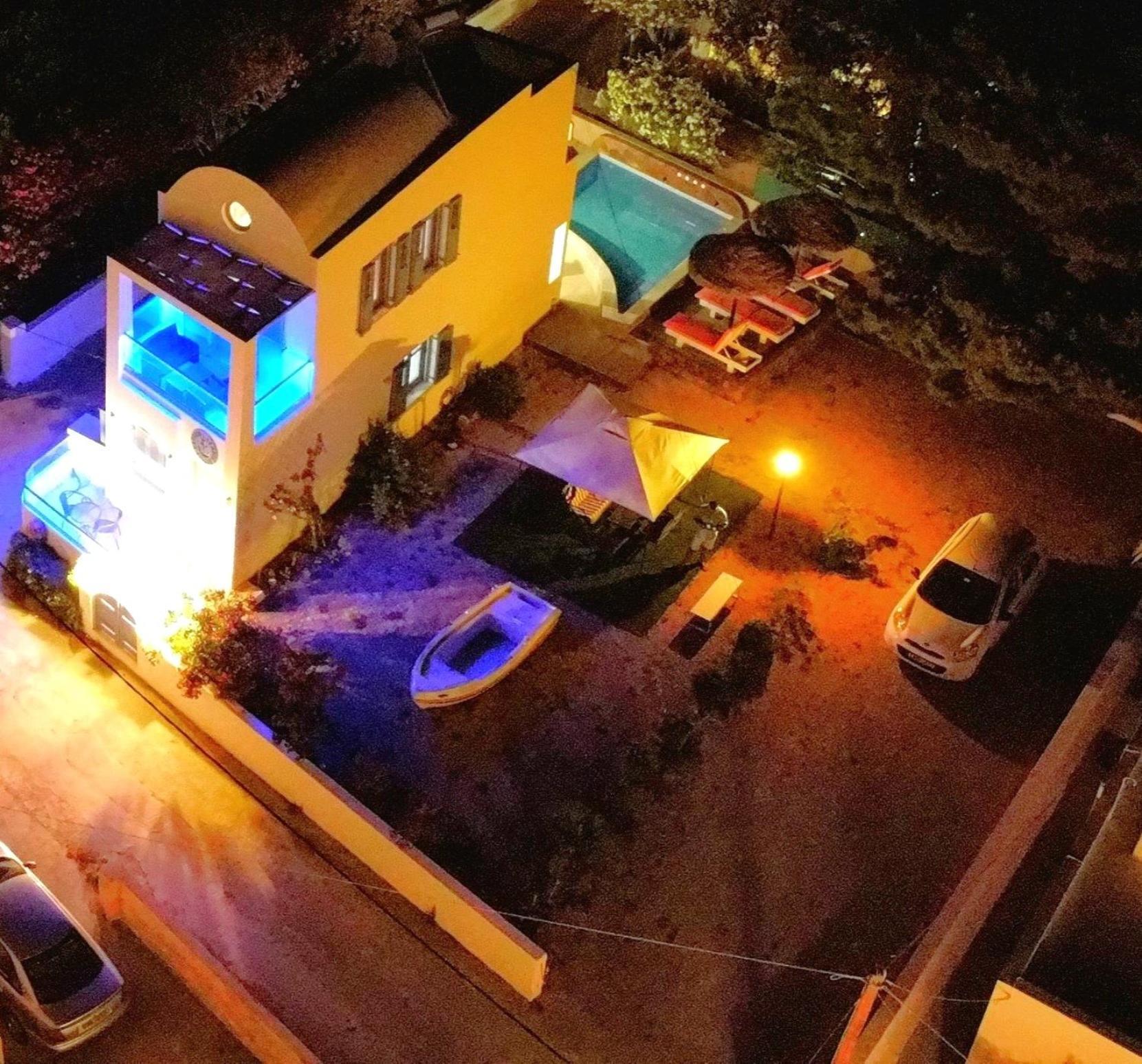 Located By The Sea One Beachfront Private Captain Lazaros Pool Villa With Loft In 750Sqm Spacious Private Plot-Jacuzzi-Sunrelax-Furnished Terace-Gazebo-Private Parking,Sleep 3 Adults And 2 Children, Just Steps From The Black Beach-Seaview Períssa Eksteriør bilde