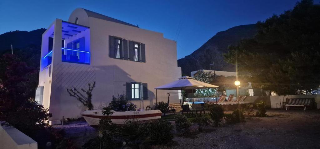 Located By The Sea One Beachfront Private Captain Lazaros Pool Villa With Loft In 750Sqm Spacious Private Plot-Jacuzzi-Sunrelax-Furnished Terace-Gazebo-Private Parking,Sleep 3 Adults And 2 Children, Just Steps From The Black Beach-Seaview Períssa Eksteriør bilde