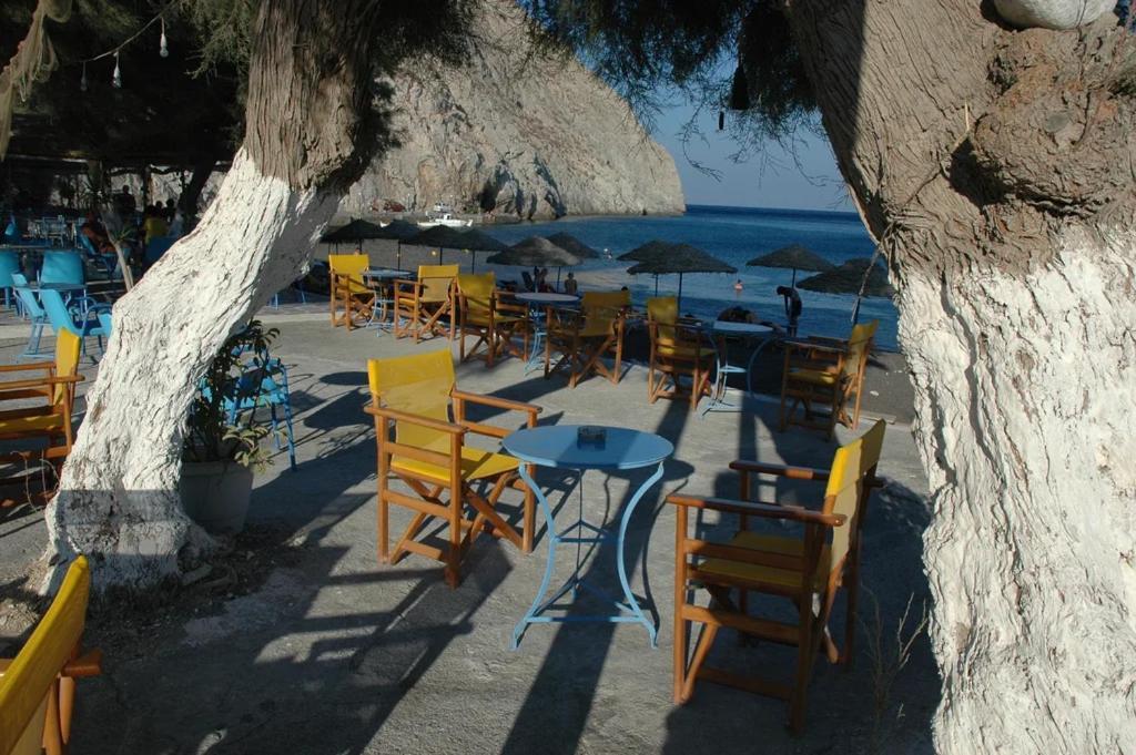Located By The Sea One Beachfront Private Captain Lazaros Pool Villa With Loft In 750Sqm Spacious Private Plot-Jacuzzi-Sunrelax-Furnished Terace-Gazebo-Private Parking,Sleep 3 Adults And 2 Children, Just Steps From The Black Beach-Seaview Períssa Eksteriør bilde