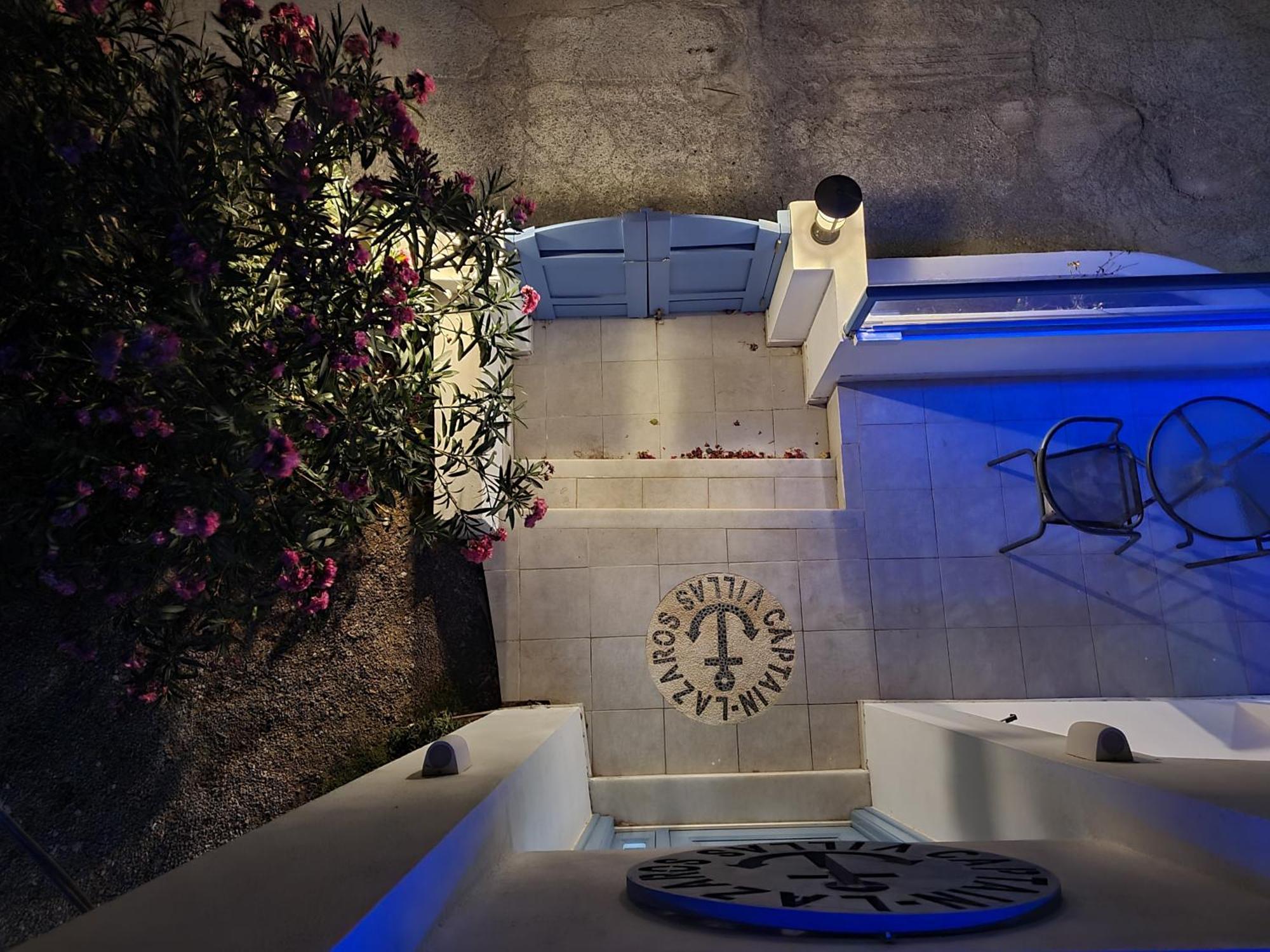 Located By The Sea One Beachfront Private Captain Lazaros Pool Villa With Loft In 750Sqm Spacious Private Plot-Jacuzzi-Sunrelax-Furnished Terace-Gazebo-Private Parking,Sleep 3 Adults And 2 Children, Just Steps From The Black Beach-Seaview Períssa Eksteriør bilde