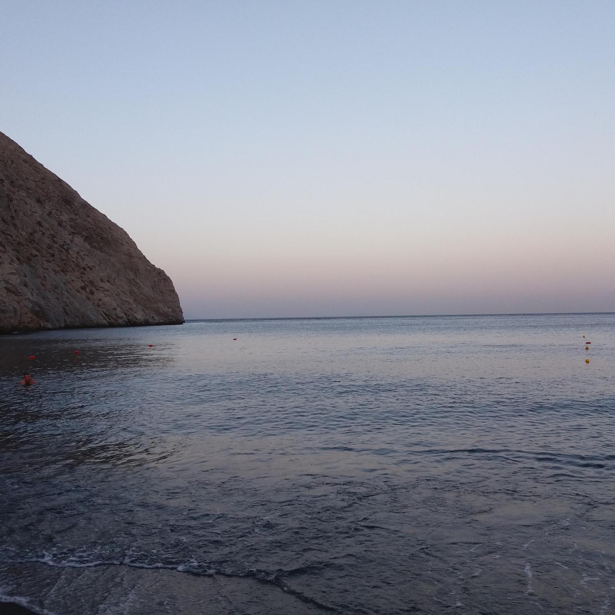 Located By The Sea One Beachfront Private Captain Lazaros Pool Villa With Loft In 750Sqm Spacious Private Plot-Jacuzzi-Sunrelax-Furnished Terace-Gazebo-Private Parking,Sleep 3 Adults And 2 Children, Just Steps From The Black Beach-Seaview Períssa Eksteriør bilde