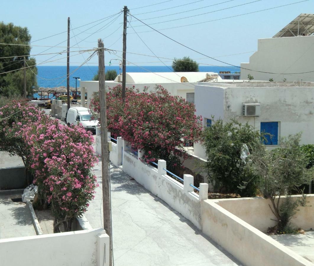 Located By The Sea One Beachfront Private Captain Lazaros Pool Villa With Loft In 750Sqm Spacious Private Plot-Jacuzzi-Sunrelax-Furnished Terace-Gazebo-Private Parking,Sleep 3 Adults And 2 Children, Just Steps From The Black Beach-Seaview Períssa Eksteriør bilde