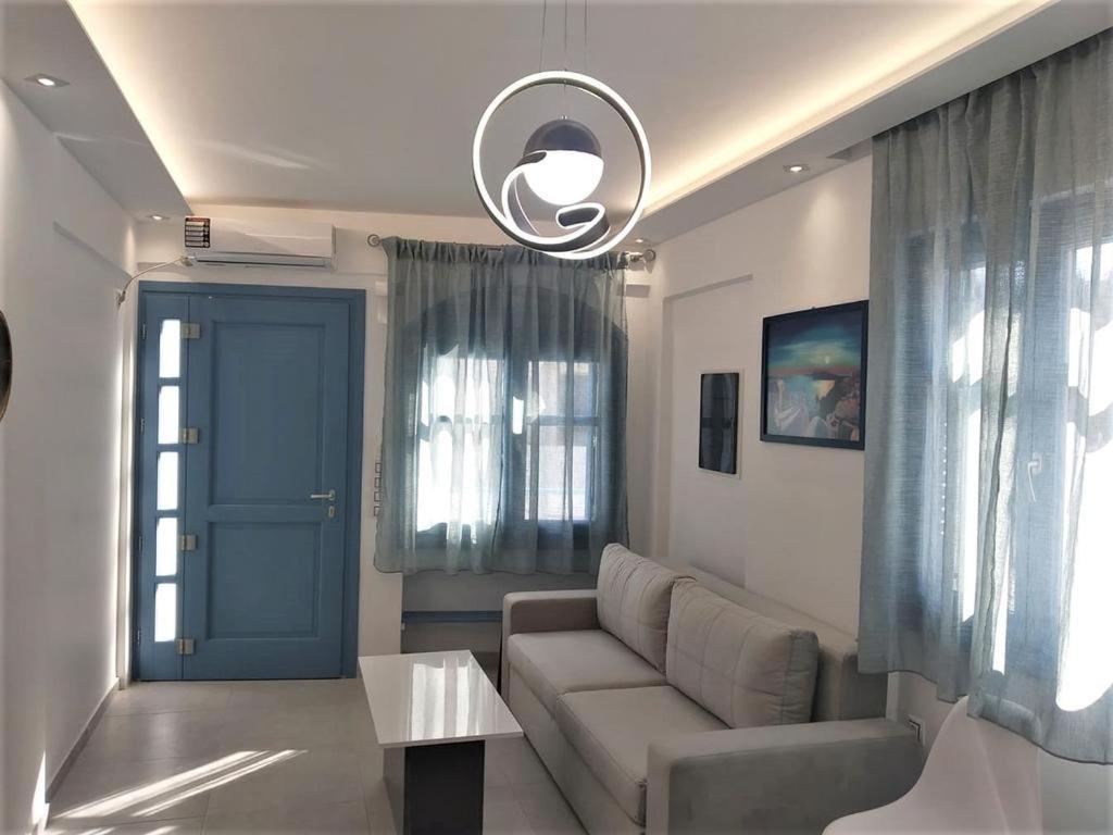 Located By The Sea One Beachfront Private Captain Lazaros Pool Villa With Loft In 750Sqm Spacious Private Plot-Jacuzzi-Sunrelax-Furnished Terace-Gazebo-Private Parking,Sleep 3 Adults And 2 Children, Just Steps From The Black Beach-Seaview Períssa Eksteriør bilde