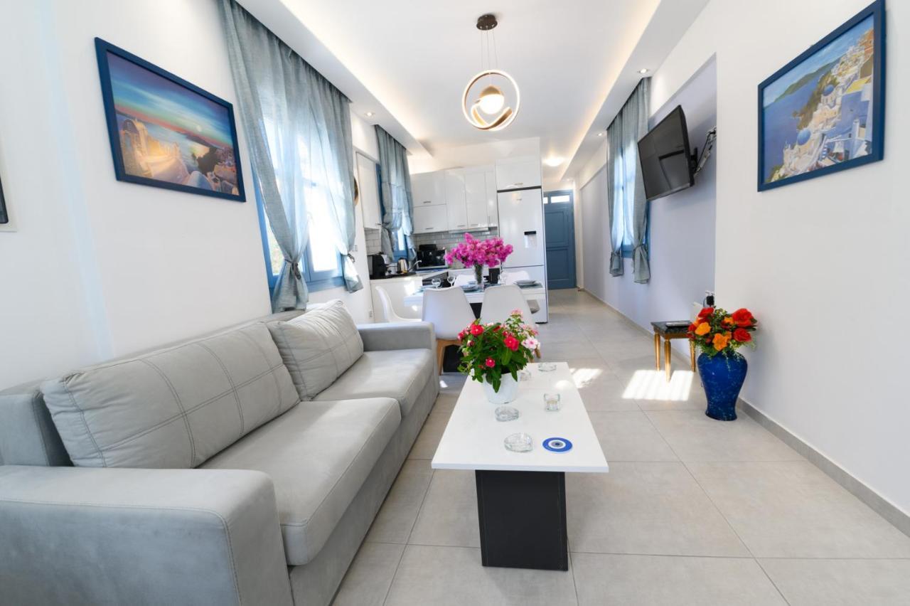 Located By The Sea One Beachfront Private Captain Lazaros Pool Villa With Loft In 750Sqm Spacious Private Plot-Jacuzzi-Sunrelax-Furnished Terace-Gazebo-Private Parking,Sleep 3 Adults And 2 Children, Just Steps From The Black Beach-Seaview Períssa Eksteriør bilde