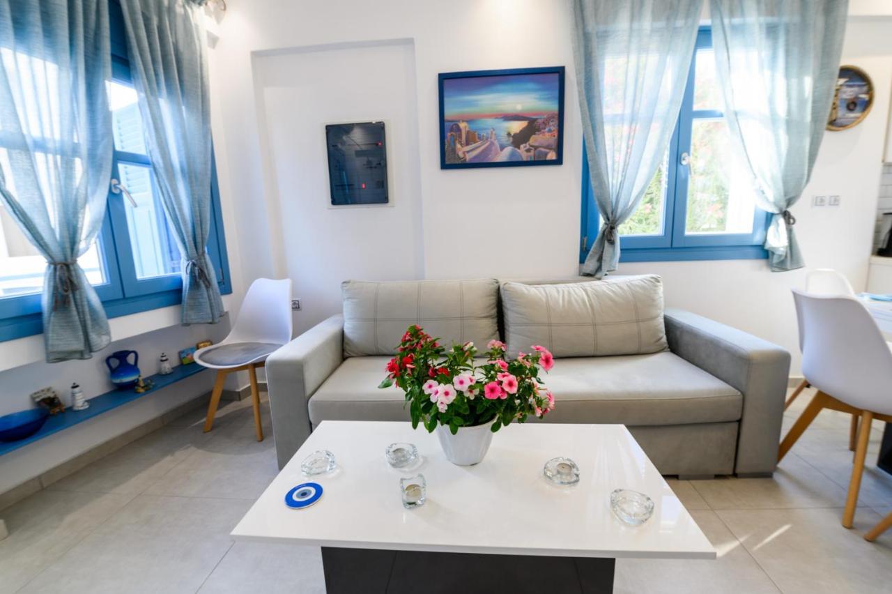 Located By The Sea One Beachfront Private Captain Lazaros Pool Villa With Loft In 750Sqm Spacious Private Plot-Jacuzzi-Sunrelax-Furnished Terace-Gazebo-Private Parking,Sleep 3 Adults And 2 Children, Just Steps From The Black Beach-Seaview Períssa Eksteriør bilde